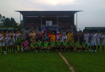 Persiapan laga pembukaan Turnamen Sepakbola Piala DPRD Kabupaten Karanganyar 2022, antara AMPG FC melawan Random FC, di Stadion Mini Plumbon, Kecamatan Tawangmangu, Jumat (24/6/2022) sore.