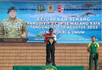 Irdivif 2 Kostrad saat Buka Jalannya Kejuaraan Renang Pangdivif 2 Kostrad Cup se-Malang Raya