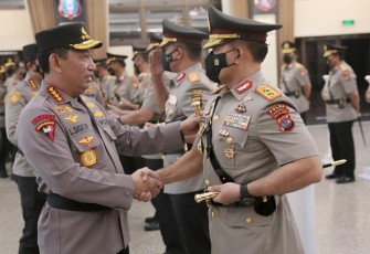 Kapolri saat memberikan selamat kepada Kapolda Sumbar