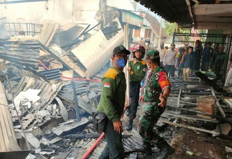 Puluhan Anggota Koramil Dagangan saat Bantu Padamkan Kebakaran di Pasar Dungus