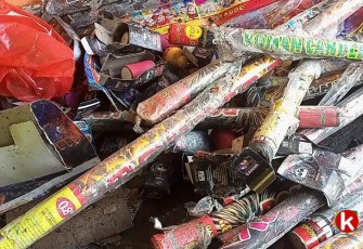 Sisa kembang api yang ludes terbakar akibat terkena percikan api.