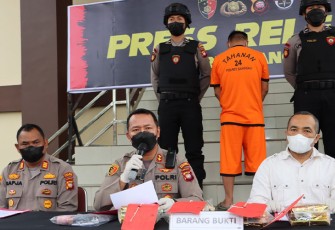 Kapolres Sanggau AKBP Ade Kuncoro Ridwan, S.I.K., di dampingi Kapolsek Entikong AKP Sapja, Kasat Narkoba AKP Donny Sembiring, SH dan Kasi Humas Polres Sanggau Iptu Keken Sukendar saat konferensi pers, Jumat (09/09/2022).