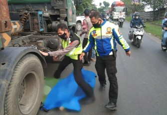 Satlantas Polres Cilegon saat evakuasi korban