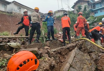 Tim gabungan saat melakukan pencarian korban longsor