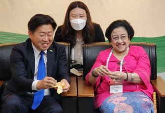 Megawati Soekarnoputri saat melakukan pertemuan dengan Gubernur Provinsi Jeju Korea Selatan, Oh Young-Hun, Kamis (15/9/2022).