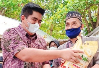 PLT Bupati Bintan Roby Kurniawan S.P.W.K., saat bagikan sSembako pada masyarakat.