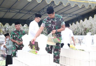 Dandim 0806/Trenggalek Bersama Forkopimda saat Ziarah ke Makam Leluhur