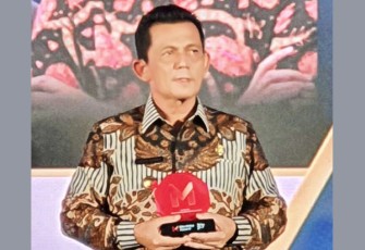 Gubernur Prov Kepri, H.Ansar Ahmad SE MM saat menerima piagam Penghargaan