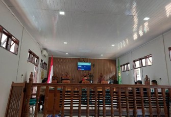 Hakim tunggal Pengadilan Negeri Lubuk Sikaping Kabupaten Pasaman, Aulia Ali Reza SH saat putuskan perkara praperadilan 'Mustafa' tidak dapat diterima (niet ontvankelijke verklaard).