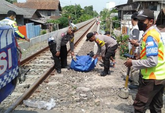 Satlantas Polres Cilegon saat mengevakuasi korban