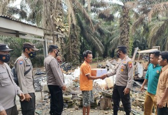Polisi Mukomuko saat Beri Bantuan ke Korban Kebakaran