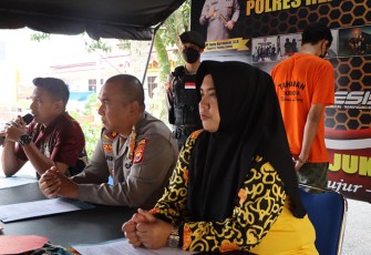 Kapolres RL AKBP Tonny Kurniawan, S.IK didampingi Kasat Resnarkoba Iptu Cahya Prasada Tuhuteru, S.Trk, MH dan Kasi Humas Iptu Bertha Ginting, SH dalam press conference kemarin (Jum”at, 22/07/22).