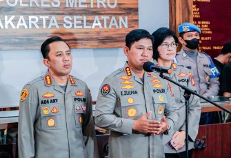 Kabid Humas Polda Metro Jaya Kombes Pol Endra Zulpan, S.I.K, M.Si., didampingi oleh Kombes Pol Ade Ary Kapolres Metro Jakarta Selatan dalam jumpa persnya, Rabu (12/10/2022).