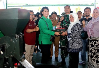 Ketua Persit Kartika Chandra Kirana Daerah III/Slw Ny. Mia Kunto Arief Wibowo