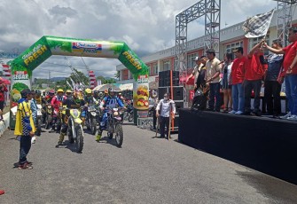 Wakil walikota Bitung saat melepas peserta Bitung Trail Adventure