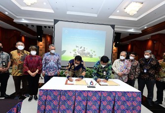 Badak LNG selaku anak perusahaan Subholding Upstream Pertamina, saat menandatangani Nota kesepahaman atau Memory of Understanding (MoU) dengan Pertamina Foundation terkait program Blue Carbon Initiative di wilayah kerja Badak LNG.