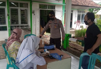 Polsek Pegandon Beri Pengamanan Giat Vaksin di Puskesmas