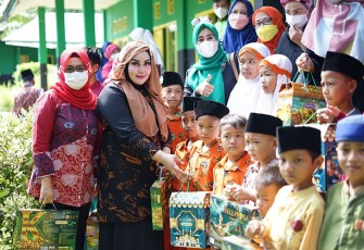 BKOW dan DWP saat Berbagi Kebahagiaan ke Panti Asuhan Hidayatullah