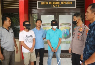 dua tersangka (diborgol) saat diamankan polisi