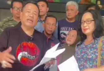 Potret cuplikan video saat warga Bengkulu mengadu ke Hotman Paris