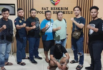 Tersangka (diborgol) saat diamankan