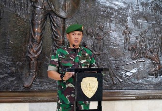 Aster Kasdam IX/Udayana Kolonel Inf Puji Hartono, S.I.P., saat Acara Pelepasan Tim Liga Santri Piala Kasad Kodam IX/Udayana yang digelar di Hall Makodam IX/Udayana, Denpasar, pada Jumat (30/9/2022).