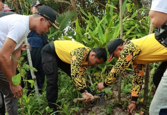 Polres Kaur Gelar Tanam Pohon dan Aksi Bersih Pantai