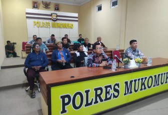 Polres Mukomuko dan Polsek Jajaran saat Nobar Pagelaran Wayang Kulit Polri