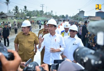 Presiden Jokowi saat Tinjau Inpres Jalan Daerah di Lampung , Jumat (27/10/2023).