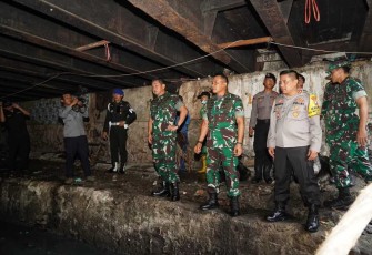 Pangdam Jaya Mayjen TNI Mohamad Hasan mendampingi Kasad Jenderal TNI Maruli Simanjuntak, M.Sc., meninjau lokasi Karya Bakti yang dilaksanakan oleh personel Kodim 0501/JP bekerjasama dengan Polda Metro Jaya, Satpol PP, PPSU dan warga setempat di sepanjang sungai Anak Kali Krukut Tanah Abang Jakarta Pusat, Rabu (13/12/2023)