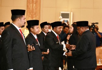 Wamendagri John Wempi Wetipo saat melantik 29 anggota MRP Papua Barat masa jabatan 2023-2028 di Gedung Auditorium Tim Penggerak Pemberdayaan dan Kesejahteraan Keluarga (TP PKK) Manokwari, Papua Barat, Kamis (9/11/2023).