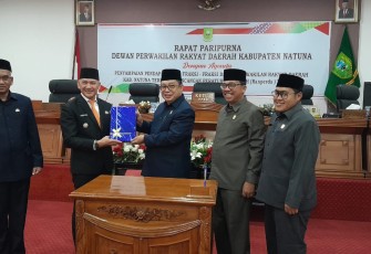 Lima Fraksi DPRD Natuna Setuju Ranperda menjadi Perda Saat Daeng Amhar Pimpin Rapat Paripurna 