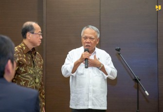 Menteri PUPR Basuki Hadimuljono menyambut kunjungan delegasi dari Jepang yang dipimpin oleh Advisor, The Building Center of Japan Senior Advisor, Japan Bank for International Cooperation (JBIC) Dr Hiroto Izumi di Hotel Fairmont, Jakarta, Kamis (30/3/2023) malam. 