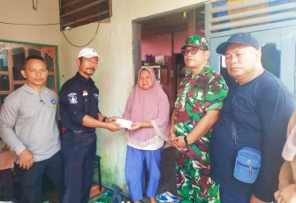 Danramil 07/Tambelan Kapten Inf Aswandi bersama Camat Tambelan Suhadi saat Serahkan Bantuan Kepada Korban Kebakaran di Tambelan