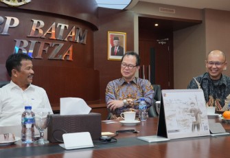President Director Rubycon Corporation Jepang, Hiroaki Akahane (kanan) dalam kunjungannya ke BP Batam, Rabu (06/12/2023). Ia hadir didampingi Director Rubycon Indonesia, Takeshi Kobayashi dan General Manager Rubycon Indonesia, Ridarma Budi Sinaga.