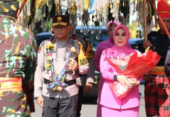 Kepala Kepolisian Daerah (Kapolda) Sulawesi Selatan (Sulsel) resmi berganti. Kapolda Sulsel yang baru, Irjen Pol Andi Rian R.Djajadi didampingi istrinya, Ny.Dewwy Andi Rian pertama kali menginjakkan kaki di Markas Polda Sulsel di Makassar, Jumat (22/12/2023)