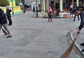 Puluhan Peserta Pelatihan Disbudpar saat Lakukan Aksi Gotong Royong di Kawasan Wisata Pulau Penyengat