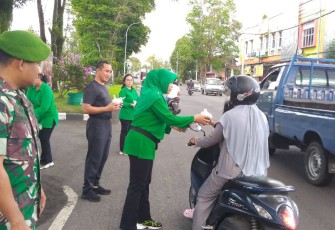Dandim 1310/Bitung bersama istri saat membagikan takjil gratis