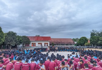 Kapolsek Belitang Tiga saat sosialisasi didepan para pelajar.