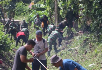 Dalam rangka memperingati Hari Juang TNI AD tahun 2023 dan Hari Ulang Tahun ke-75 Kodam V/Brawijaya, Kodim 0807 Tulungagung menggelar karya bakti bersihkan saluran air. Kegiatan berlangsung di Dusun Condong Desa Ngunggahan, Kecamatan Bandung, Kabupaten Tulungagung, Kamis (14/12/2023)