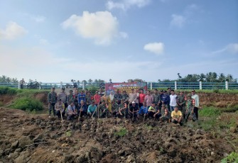 Kodim 0408/BS melakukan karya bakti penanaman pohon dalam rangka Hari Ulang Tahun (HUT) Kodam II/Swj yang ke-78 di kelurahan padang kapuk dan kelurahan Kota Medan, Jumat (8/12/2023)