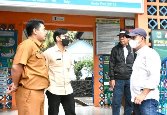 ketua DPRD Lingga Ahmad Nashiruddin dalam kunjungan meninjau Fasilitas kesehatan di wilayah Hinterland kepulauan Senayang beberapa waktu yang lalu
