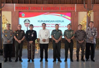 Kasrem 071/Wijayakusuma Letkol Inf Catur Irawan, S.I.P., M.I.P., mewakili Danrem 071/Wijayakusuma Kolonel Czi Mohammad Andhy Kusuma, S.Sos., M.M., M.Han., menyambut PJ. Gubernur Jawa Tengah Komjen Pol (Purn) Drs. Nana Sudjana, A.S., M.M., di Pendopo Sipanji Pemkab Banyumas, Purwokerto, Banyumas. Kamis (21/12/2023)