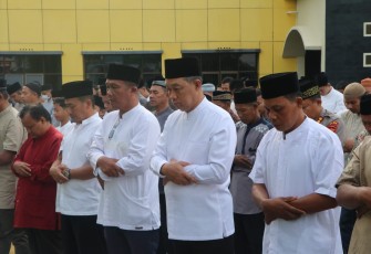 Kaploda Bengkulu Bersama PJU saat Laksanakan Sholat Idul Adha di halaman Mako Polda Bengkulu
