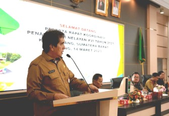 Asisten II Setdaprov Sumbar, Wardarusmen, saat membuka Rakor Penas Petani Nelayan XVI Tahun 2023 Kota Padang, Sumatra Barat, di Auditorium Gubernuran Sumbar.