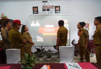 Wali Kota Bitung Maurits Mantiri saat meninjau pelaksanaan asesmen Nasional SMP