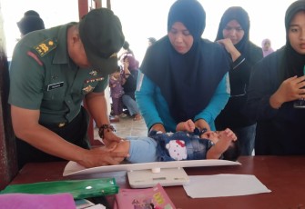 Babinsa Tanjung Redeb Dampingi Petugas Posyandu