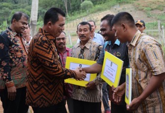Gubernur Kepri Ansar Ahmad Menyerahkan Bantuan Alat Pertanian Kepada Sejumlah Kelompok Tani