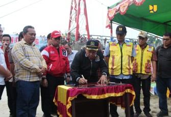 Kementerian PUPR Bersama Komisi V DPR RI Resmikan 3 Jembatan Gantung di Sintang