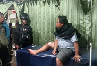 Aparat TNI-Polri saat Evakuasi Warga Sipil Korban Kekejaman KST